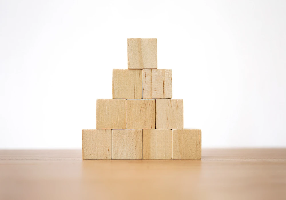 Holzblöcke in Pyramidenform