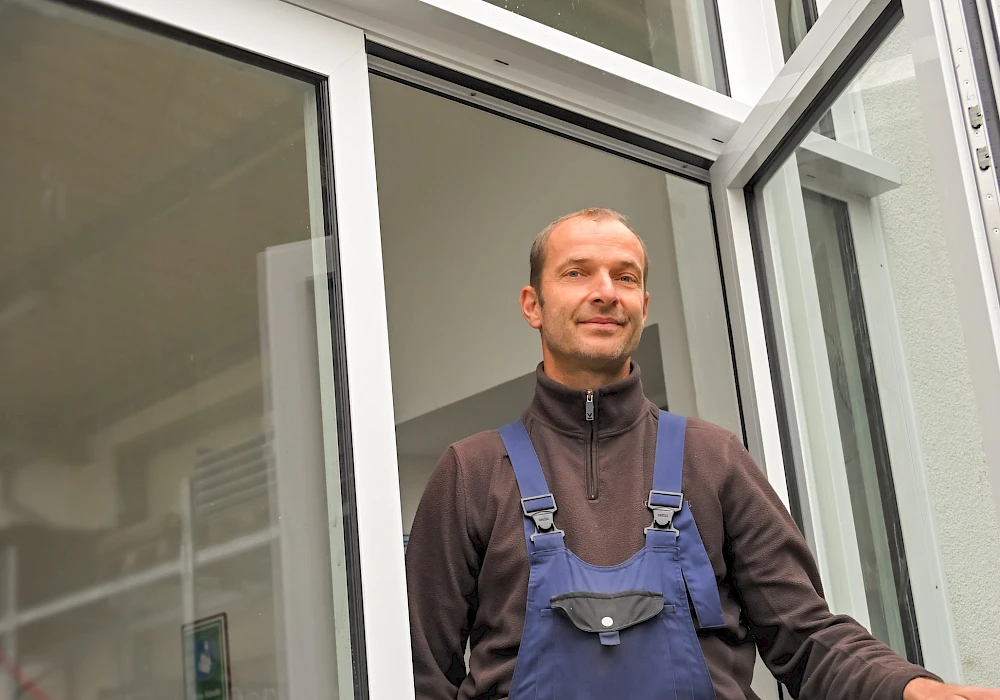 Steffen Goldmann in einem Fenster